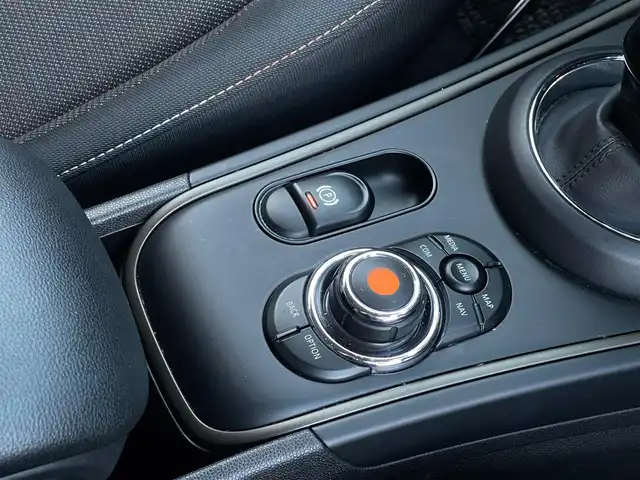 ＭＩＮＩ ＢＭＷ ミニ クロスオーバー クーパー D 山梨県 2020(令2)年 3.7万km ホワイト・シルバー 純正ナビ(BT/USB/AM/FM)/バックカメラ/社外地デジチューナー(RUE-T500)/インテリジェントセーフティ/歩行者警告（昼間）/ACC/パーキングアシスト/HUD/パワーバックドア/横滑り防止装置/クリアランスソナー/前後ドライブレコーダー/アイドリングストップ/ミラー型ETC/タイヤ空気圧警告システム/革巻きステアリング/ステアリングスイッチ/純正フロアマット/LEDヘッドライト/前後フォグランプ/オートワイパー/スマートキー2本/保証書/取扱説明書
