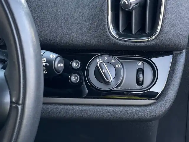ＭＩＮＩ ＢＭＷ ミニ クロスオーバー クーパー D 山梨県 2020(令2)年 3.7万km ホワイト・シルバー 純正ナビ(BT/USB/AM/FM)/バックカメラ/社外地デジチューナー(RUE-T500)/インテリジェントセーフティ/歩行者警告（昼間）/ACC/パーキングアシスト/HUD/パワーバックドア/横滑り防止装置/クリアランスソナー/前後ドライブレコーダー/アイドリングストップ/ミラー型ETC/タイヤ空気圧警告システム/革巻きステアリング/ステアリングスイッチ/純正フロアマット/LEDヘッドライト/前後フォグランプ/オートワイパー/スマートキー2本/保証書/取扱説明書