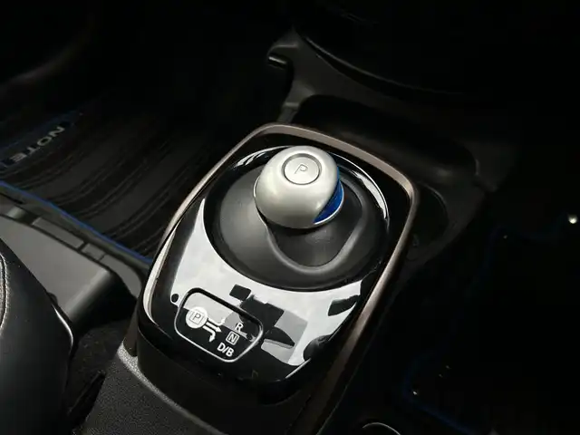 日産 ノート e－パワー メダリスト 愛媛県 2017(平29)年 3.5万km ガンＭ 純正ナビ　フルセグＴＶ　Ｂｌｕｅｔｏｏｔｈ　ＤＶＤ　デジタルインナーミラー　アラウンドビューモニタ　エマージェンシーブレーキ　ハーフレザーシート　ＥＴＣ　ドライブレコーダー　ＬＥＤ　前後コーナーセンサー