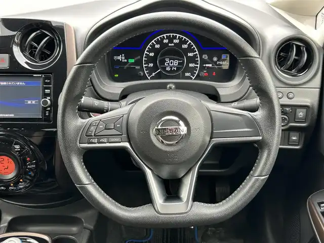 日産 ノート e－パワー メダリスト 愛媛県 2017(平29)年 3.5万km ガンＭ 純正ナビ　フルセグＴＶ　Ｂｌｕｅｔｏｏｔｈ　ＤＶＤ　デジタルインナーミラー　アラウンドビューモニタ　エマージェンシーブレーキ　ハーフレザーシート　ＥＴＣ　ドライブレコーダー　ＬＥＤ　前後コーナーセンサー