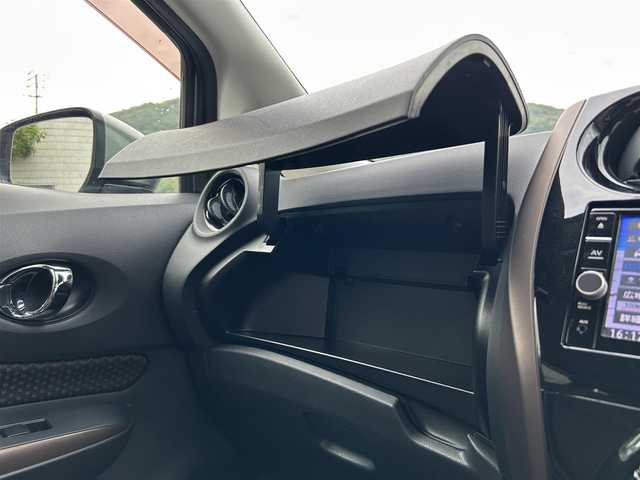 日産 ノート e－パワー メダリスト 愛媛県 2017(平29)年 3.5万km ガンＭ 純正ナビ　フルセグＴＶ　Ｂｌｕｅｔｏｏｔｈ　ＤＶＤ　デジタルインナーミラー　アラウンドビューモニタ　エマージェンシーブレーキ　ハーフレザーシート　ＥＴＣ　ドライブレコーダー　ＬＥＤ　前後コーナーセンサー