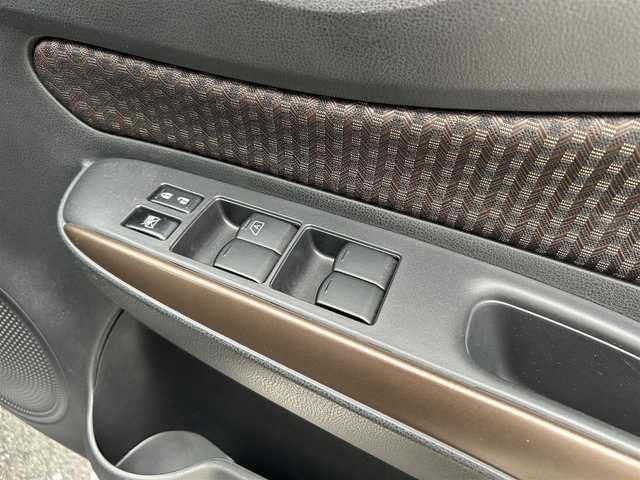 日産 ノート e－パワー メダリスト 愛媛県 2017(平29)年 3.5万km ガンＭ 純正ナビ　フルセグＴＶ　Ｂｌｕｅｔｏｏｔｈ　ＤＶＤ　デジタルインナーミラー　アラウンドビューモニタ　エマージェンシーブレーキ　ハーフレザーシート　ＥＴＣ　ドライブレコーダー　ＬＥＤ　前後コーナーセンサー