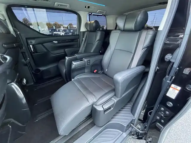 トヨタ アルファード S Cパッケージ 道央・札幌 2018(平30)年 7.6万km ブラック ４WD/社外メモリーナビ/CD/DVD/BT/フルセグ/社外フリップダウンモニター/トヨタセーフティセンス/プリクラッシュセーフティ/横滑り防止装置/レーダークルーズコントロール/レーンキープアシスト/クリアランスソナー/パーキングサポートブレーキ/ロードサインアシスト/バックカメラ/ビルトインETC/デジタルインナーミラー/アイドリングストップ/ECOMODE/両側パワースライドドア/パワーバックドア/前席/２列目パワーシート/D席メモリーシート/前席シートヒーター/前席エアシート/レザーシート/革巻きウッドコンビステアリング/ステアリングリモコン/ハンドルヒーター/AC100V/電動パーキング/ブレーキホールド/MTモード付AT/プッシュスタート/スマートキー/純正リモートスタート/LEDヘッドライト/オートライト/オートハイビーム/フォグランプ/電動格納ミラー/ウィンカーミラー/社外フロアマット/ドアバイザー/スペアキー/TRDエアロ/社外テールランプ