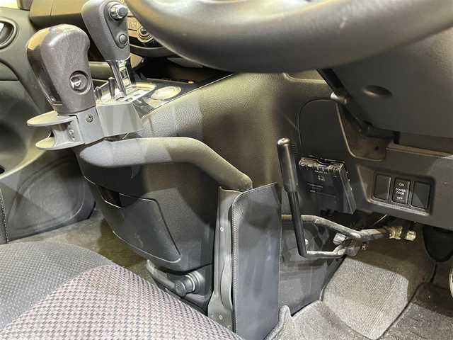 日産 セレナ ハイウェイS G Sハイブリッド 岩手県 2013(平25)年 8.1万km ブリリアントホワイトパール 福祉車両/手動運転装置（APドライブ）/カロッツェリアフリップダウンモニター/カロッツェリアナビ/横滑り防止装置/後席オートエアコン/両側パワースライドドア/ロールサンシェード/クルーズコントロール/アイドリングストップ/ETC/ドライブレコーダー/バックカメラ/純正16インチアルミホイール