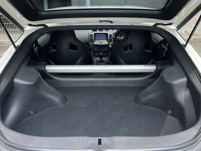 日産 フェアレディ Ｚ ニスモ 愛知県 2019(令1)年 1.7万km ブリリアントホワイトパール nismo専用エアロ/BOSEプレミアムサウンド/純正メーカーHDDナビ/フルセグTV・Bluetooth・CD・DVD・AM・FM・AUX/バックカメラ/純正レカロハーフレザーシート/nismoマフラー/レッドブレーキキャリパー/nismoカーボンキッキングプレート/HIDヘッドライト/純正19インチAW/ビルトインETC/センターコンソール/USBポート/ステアリングスイッチ/スマートキー/プッシュスタート/nismoフロアマット/電動格納ミラー/取扱説明書/保証書/スペアスマートキー