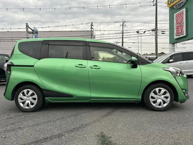 トヨタ シエンタ G 埼玉県 2017(平29)年 5.5万km グリーンマイカM 純正ナビ（Ｂｌｕｅｔｏｏｔｈ、ＣＤ、ＤＶＤ、ＴＶ）/バックカメラ/ＥＴＣ/前後ドラレコ/ワンオーナー/スペアキー１本/両側パワスラ/純正フロアマット/保証書/取扱説明書/ナビ取扱説明書/スマートキー/三列シート/オートライト/横滑り防止装置/レーンキープアシスト/衝突被害軽減システム