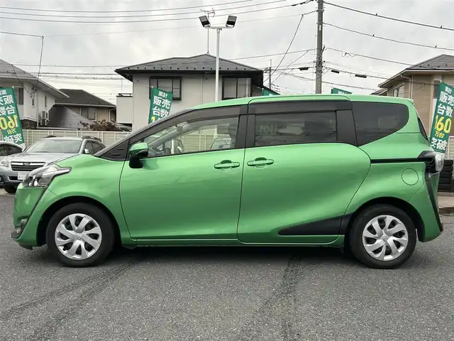トヨタ シエンタ G 埼玉県 2017(平29)年 5.5万km グリーンマイカM 純正ナビ（Ｂｌｕｅｔｏｏｔｈ、ＣＤ、ＤＶＤ、ＴＶ）/バックカメラ/ＥＴＣ/前後ドラレコ/ワンオーナー/スペアキー１本/両側パワスラ/純正フロアマット/保証書/取扱説明書/ナビ取扱説明書/スマートキー/三列シート/オートライト/横滑り防止装置/レーンキープアシスト/衝突被害軽減システム