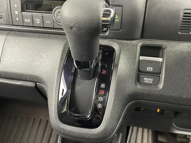 ホンダ Ｎ ＢＯＸ カスタム ターボ 大分県 2024(令6)年 2.2万km ミッドナイトブルービームM ホンダセンシング搭載/・衝突軽減ブレーキ/・先行車発進お知らせ機能/・歩行者事故低減ステアリング/・路外逸脱抑制制御機能/・標識認識機能/・渋滞追従機能付アダプティブクルーズコントロール/・車線維持支援システム/・誤発進抑制機能/・後方誤発進抑制機能/・近距離衝突軽減ブレーキ/・急アクセル抑制機能/・パーキングセンサーシステム/・オートハイビーム/マルチビューカメラシステム/純正9型ナビ　型式：LXU-242NBi/・フルセグTV、CD/DVD、BT対応、USB/・AppleCarPlay、AndroidAuto/ステアリングスイッチ/両側電動スライドドア/前後ドライブレコーダー　型式:DRH-229ND/ETC/ハーフレザーシート/・前席シートヒーター/パドルシフト/電動格納ミラー/純正フロアマット/オートライト/LEDヘッドライト/純正15インチアルミホイール/保証書、取説