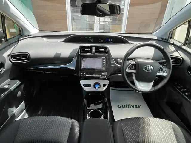 トヨタ プリウス Sセーフティプラス 宮崎県 2018(平30)年 8.6万km シルバーM 純正メモリナビ　/AM/FM/CD/DVD/BT/TV　/バックカメラ　/トヨタセーフティセンス/レーダークルーズコントロール/車線逸脱防止装置/衝突被害軽減装置/先進車発進お知らせ装置/横滑り防止装置/オートマチックハイビーム/ドライブレコーダー　/ETC/ISOFIX/純正ドアバイザー