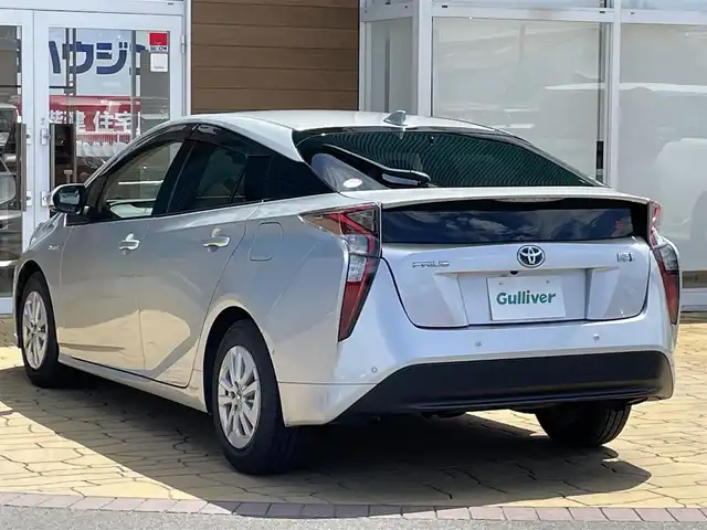トヨタ プリウス Sセーフティプラス 宮崎県 2018(平30)年 8.6万km シルバーM 純正メモリナビ　/AM/FM/CD/DVD/BT/TV　/バックカメラ　/トヨタセーフティセンス/レーダークルーズコントロール/車線逸脱防止装置/衝突被害軽減装置/先進車発進お知らせ装置/横滑り防止装置/オートマチックハイビーム/ドライブレコーダー　/ETC/ISOFIX/純正ドアバイザー