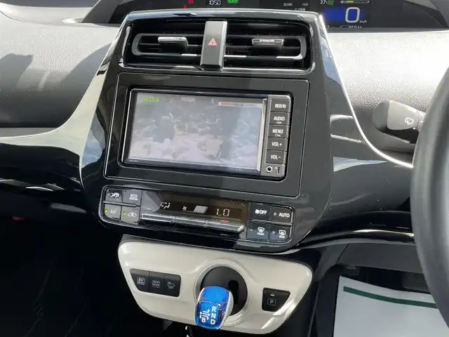 トヨタ プリウス Sセーフティプラス 宮崎県 2018(平30)年 8.6万km シルバーM 純正メモリナビ　/AM/FM/CD/DVD/BT/TV　/バックカメラ　/トヨタセーフティセンス/レーダークルーズコントロール/車線逸脱防止装置/衝突被害軽減装置/先進車発進お知らせ装置/横滑り防止装置/オートマチックハイビーム/ドライブレコーダー　/ETC/ISOFIX/純正ドアバイザー