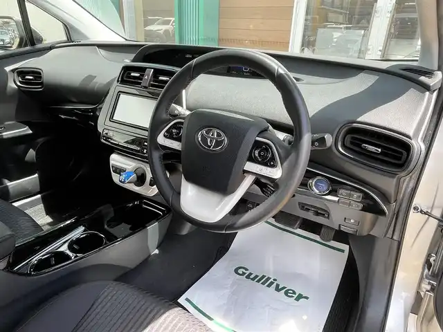 トヨタ プリウス Sセーフティプラス 宮崎県 2018(平30)年 8.6万km シルバーM 純正メモリナビ　/AM/FM/CD/DVD/BT/TV　/バックカメラ　/トヨタセーフティセンス/レーダークルーズコントロール/車線逸脱防止装置/衝突被害軽減装置/先進車発進お知らせ装置/横滑り防止装置/オートマチックハイビーム/ドライブレコーダー　/ETC/ISOFIX/純正ドアバイザー