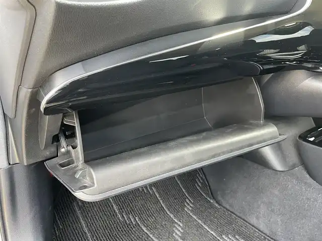 トヨタ プリウス Sセーフティプラス 宮崎県 2018(平30)年 8.6万km シルバーM 純正メモリナビ　/AM/FM/CD/DVD/BT/TV　/バックカメラ　/トヨタセーフティセンス/レーダークルーズコントロール/車線逸脱防止装置/衝突被害軽減装置/先進車発進お知らせ装置/横滑り防止装置/オートマチックハイビーム/ドライブレコーダー　/ETC/ISOFIX/純正ドアバイザー