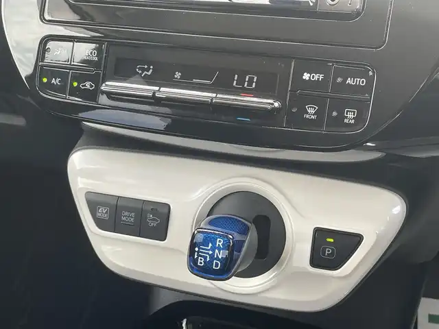 トヨタ プリウス Sセーフティプラス 宮崎県 2018(平30)年 8.6万km シルバーM 純正メモリナビ　/AM/FM/CD/DVD/BT/TV　/バックカメラ　/トヨタセーフティセンス/レーダークルーズコントロール/車線逸脱防止装置/衝突被害軽減装置/先進車発進お知らせ装置/横滑り防止装置/オートマチックハイビーム/ドライブレコーダー　/ETC/ISOFIX/純正ドアバイザー