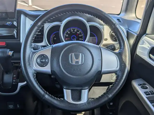 ホンダ Ｎ ＢＯＸ カスタム G SSパッケージ 福井県 2015(平27)年 5.6万km プレミアムホワイトパールⅡ ４WD/パイオニアサイバーナビ/フルセグテレビ/バックカメラ/両側パワースライドドア/衝突被害軽減システム/横滑り防止装置/盗難防止装置/アイドリングストップ/後席サンシェード/シートヒーター/純正フロアマット/ダブル＋サイドエアバッグ/カーテンエアバッグ/チップアップシート/キセノンヘッドライト/Fフォグ/電格ミラー/純正14インチAW/スマートキー