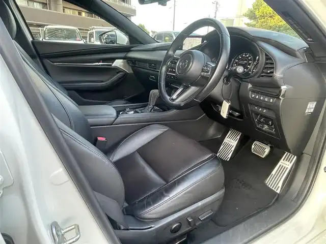 マツダ マツダ３ファストバック 20S Lパッケージ 島根県 2022(令4)年 4.6万km スノーフレイクホワイトパールマイカ ワンオーナー　/純正ナビ　/BOSEシステム /フルセグTV　/ＤＶＤ再生　/Ｂｌｕｅｔｏｏｔｈ接続　/全方位／バック／フロント／サイドカメラ/ETC　/前後ドライブレコーダー　/アダプティブクルーズコントロール/アイドリングストップ　/衝突軽減ブレーキ/前後コーナーセンサー　/本革シート　/運転席メモリーパワーシート/前席シートヒーター/ハンドルヒーター/オートハイビーム／ライト/スマートキー　/純正LEDヘッドライト　/純正１８インチアルミホイール/純正キャリパー/保証書・取扱説明書（本体＋ナビ）/スペアキー１本