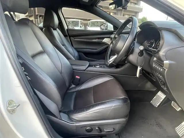 マツダ マツダ３ファストバック 20S Lパッケージ 島根県 2022(令4)年 4.6万km スノーフレイクホワイトパールマイカ ワンオーナー　/純正ナビ　/BOSEシステム /フルセグTV　/ＤＶＤ再生　/Ｂｌｕｅｔｏｏｔｈ接続　/全方位／バック／フロント／サイドカメラ/ETC　/前後ドライブレコーダー　/アダプティブクルーズコントロール/アイドリングストップ　/衝突軽減ブレーキ/前後コーナーセンサー　/本革シート　/運転席メモリーパワーシート/前席シートヒーター/ハンドルヒーター/オートハイビーム／ライト/スマートキー　/純正LEDヘッドライト　/純正１８インチアルミホイール/純正キャリパー/保証書・取扱説明書（本体＋ナビ）/スペアキー１本