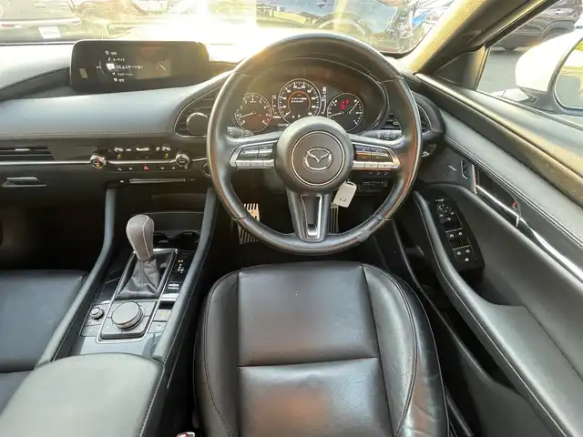 マツダ マツダ３ファストバック 20S Lパッケージ 島根県 2022(令4)年 4.6万km スノーフレイクホワイトパールマイカ ワンオーナー　/純正ナビ　/BOSEシステム /フルセグTV　/ＤＶＤ再生　/Ｂｌｕｅｔｏｏｔｈ接続　/全方位／バック／フロント／サイドカメラ/ETC　/前後ドライブレコーダー　/アダプティブクルーズコントロール/アイドリングストップ　/衝突軽減ブレーキ/前後コーナーセンサー　/本革シート　/運転席メモリーパワーシート/前席シートヒーター/ハンドルヒーター/オートハイビーム／ライト/スマートキー　/純正LEDヘッドライト　/純正１８インチアルミホイール/純正キャリパー/保証書・取扱説明書（本体＋ナビ）/スペアキー１本