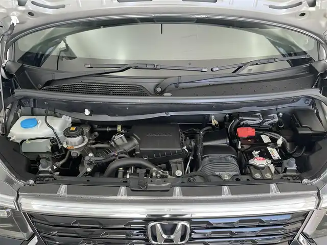 ホンダ Ｎ ＢＯＸ カスタム ターボ 大分県 2023(令5)年 2万km メテオロイドグレーメタリック ホンダセンシング搭載/・衝突軽減ブレーキ/・先行車発進お知らせ機能/・歩行者事故低減ステアリング/・路外逸脱抑制制御機能/・標識認識機能/・渋滞追従機能付アダプティブクルーズコントロール/・車線維持支援システム/・誤発進抑制機能/・後方誤発進抑制機能/・近距離衝突軽減ブレーキ/・急アクセル抑制機能/・パーキングセンサーシステム/・オートハイビーム/マルチビューカメラシステム/純正9型ナビ　型式：LXU-242NBi/・フルセグTV、CD/DVD、BT対応、USB/・AppleCarPlay、AndroidAuto/ステアリングスイッチ/両側電動スライドドア/ETC/ハーフレザーシート/・前席シートヒーター/パドルシフト/電動格納ミラー/純正フロアマット/オートライト/LEDヘッドライト/純正15インチアルミホイール/保証書、取説、スペアキー有