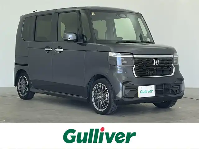 ホンダ Ｎ ＢＯＸ カスタム ターボ 大分県 2023(令5)年 2万km メテオロイドグレーメタリック ホンダセンシング搭載/・衝突軽減ブレーキ/・先行車発進お知らせ機能/・歩行者事故低減ステアリング/・路外逸脱抑制制御機能/・標識認識機能/・渋滞追従機能付アダプティブクルーズコントロール/・車線維持支援システム/・誤発進抑制機能/・後方誤発進抑制機能/・近距離衝突軽減ブレーキ/・急アクセル抑制機能/・パーキングセンサーシステム/・オートハイビーム/マルチビューカメラシステム/純正9型ナビ　型式：LXU-242NBi/・フルセグTV、CD/DVD、BT対応、USB/・AppleCarPlay、AndroidAuto/ステアリングスイッチ/両側電動スライドドア/ETC/ハーフレザーシート/・前席シートヒーター/パドルシフト/電動格納ミラー/純正フロアマット/オートライト/LEDヘッドライト/純正15インチアルミホイール/保証書、取説、スペアキー有