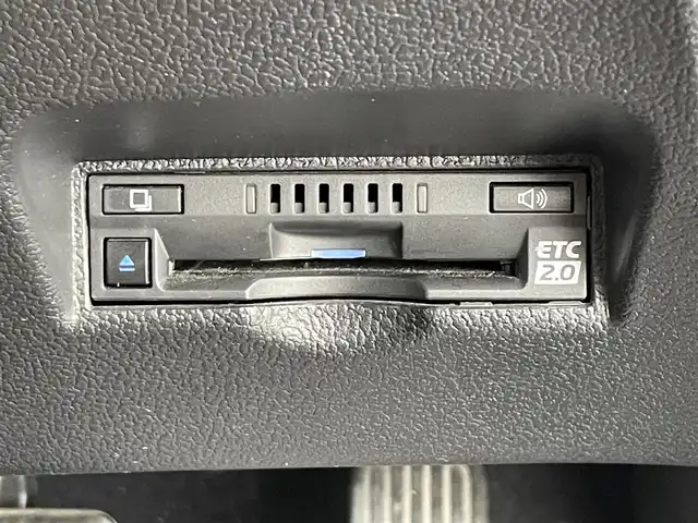 トヨタ プリウス ＰＨＶ S ナビパッケージ 滋賀県 2021(令3)年 3.6万km プラチナホワイトパールマイカ ワンオーナー/純正ナビ11.6型/・Bluetooth/前後ドラレコ/ETC2.0/革ステアリングリモコン/レーダークルーズコントロール/ブラインドスポットモニター/オートリトラミラー/パノラミックビューモニター/プリクラッシュセーフティーセンス/クリアランスソナー/LEDオートライト/オートハイビーム/フォグ/充電ケーブル/USB/RSA（ロードサインアシスト）