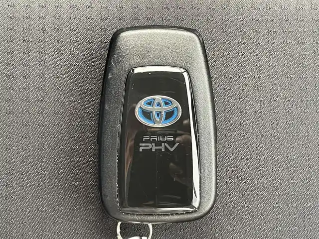 トヨタ プリウス ＰＨＶ S ナビパッケージ 滋賀県 2021(令3)年 3.6万km プラチナホワイトパールマイカ ワンオーナー/純正ナビ11.6型/・Bluetooth/前後ドラレコ/ETC2.0/革ステアリングリモコン/レーダークルーズコントロール/ブラインドスポットモニター/オートリトラミラー/パノラミックビューモニター/プリクラッシュセーフティーセンス/クリアランスソナー/LEDオートライト/オートハイビーム/フォグ/充電ケーブル/USB/RSA（ロードサインアシスト）