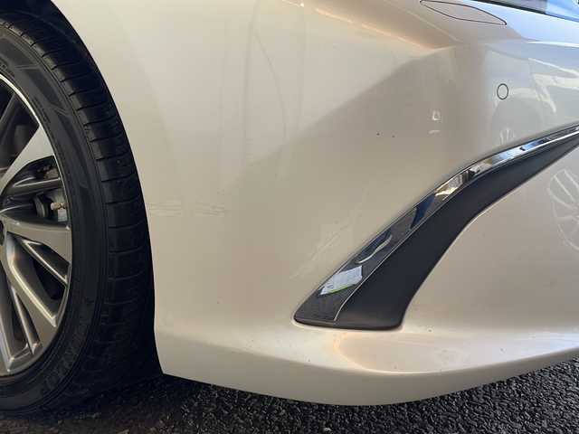 レクサス ＥＳ 300h 東京都 2019(平31)年 2.3万km ソニッククォーツ 新車時保証書 整備記録簿/取扱説明書　ナビ説明書/Lexus Ssfety System +/レーンキープアシスト/プリクラッシュセーフティー/レーダークルーズコントロール/BSM　PKSB/オートマチックハイビーム/純正メーカーSDナビ/フルセグTV/SD/CD/DVD/Blu-ray/SDREC/BT//USB/AUX/Miracast/バックカメラ　ビルトインETC【2.0】/Fドライブレコーダー/サンルーフ　レザーシート/シートヒーター/ベンチレーター/ハンドルヒーター/フロントパワーシート【運転席メモリー付】/3眼LEDヘッドライト/ヘッドアップディスプレイ/リヤ電動サンシェード/スマートキー×2/クリアランスソナー/AC100V1500W/サイド/カーテン/ニーエアバック/パドルシフト付革まきハンドル/純正18インチアルミ