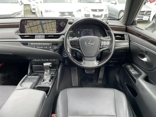 レクサス ＥＳ 300h 東京都 2019(平31)年 2.3万km ソニッククォーツ 新車時保証書 整備記録簿/取扱説明書　ナビ説明書/Lexus Ssfety System +/レーンキープアシスト/プリクラッシュセーフティー/レーダークルーズコントロール/BSM　PKSB/オートマチックハイビーム/純正メーカーSDナビ/フルセグTV/SD/CD/DVD/Blu-ray/SDREC/BT//USB/AUX/Miracast/バックカメラ　ビルトインETC【2.0】/Fドライブレコーダー/サンルーフ　レザーシート/シートヒーター/ベンチレーター/ハンドルヒーター/フロントパワーシート【運転席メモリー付】/3眼LEDヘッドライト/ヘッドアップディスプレイ/リヤ電動サンシェード/スマートキー×2/クリアランスソナー/AC100V1500W/サイド/カーテン/ニーエアバック/パドルシフト付革まきハンドル/純正18インチアルミ