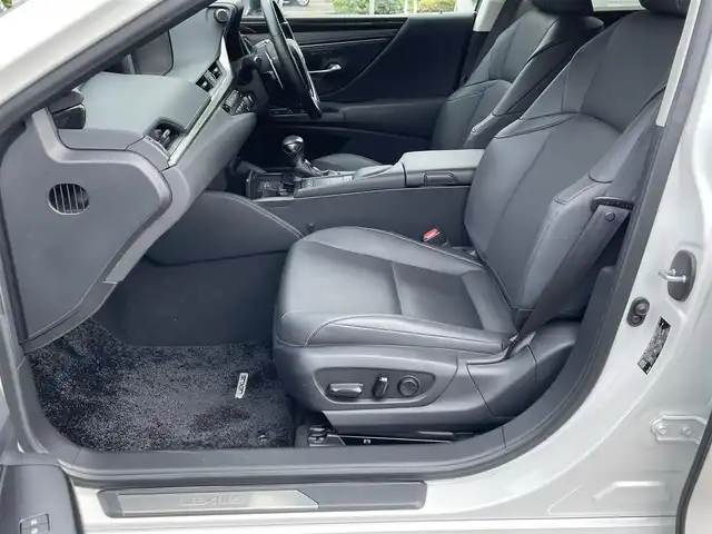 レクサス ＥＳ 300h 東京都 2019(平31)年 2.3万km ソニッククォーツ 新車時保証書 整備記録簿/取扱説明書　ナビ説明書/Lexus Ssfety System +/レーンキープアシスト/プリクラッシュセーフティー/レーダークルーズコントロール/BSM　PKSB/オートマチックハイビーム/純正メーカーSDナビ/フルセグTV/SD/CD/DVD/Blu-ray/SDREC/BT//USB/AUX/Miracast/バックカメラ　ビルトインETC【2.0】/Fドライブレコーダー/サンルーフ　レザーシート/シートヒーター/ベンチレーター/ハンドルヒーター/フロントパワーシート【運転席メモリー付】/3眼LEDヘッドライト/ヘッドアップディスプレイ/リヤ電動サンシェード/スマートキー×2/クリアランスソナー/AC100V1500W/サイド/カーテン/ニーエアバック/パドルシフト付革まきハンドル/純正18インチアルミ