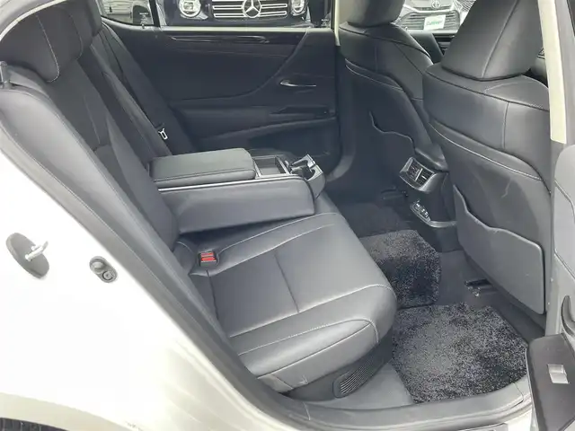 レクサス ＥＳ 300h 東京都 2019(平31)年 2.3万km ソニッククォーツ 新車時保証書 整備記録簿/取扱説明書　ナビ説明書/Lexus Ssfety System +/レーンキープアシスト/プリクラッシュセーフティー/レーダークルーズコントロール/BSM　PKSB/オートマチックハイビーム/純正メーカーSDナビ/フルセグTV/SD/CD/DVD/Blu-ray/SDREC/BT//USB/AUX/Miracast/バックカメラ　ビルトインETC【2.0】/Fドライブレコーダー/サンルーフ　レザーシート/シートヒーター/ベンチレーター/ハンドルヒーター/フロントパワーシート【運転席メモリー付】/3眼LEDヘッドライト/ヘッドアップディスプレイ/リヤ電動サンシェード/スマートキー×2/クリアランスソナー/AC100V1500W/サイド/カーテン/ニーエアバック/パドルシフト付革まきハンドル/純正18インチアルミ