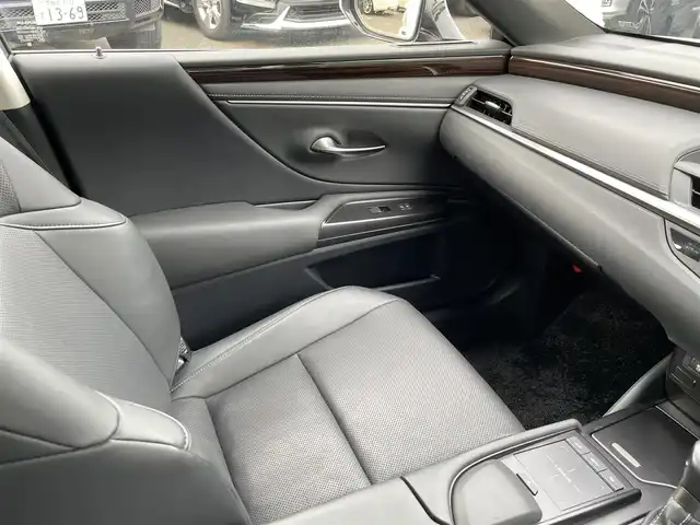 レクサス ＥＳ 300h 東京都 2019(平31)年 2.3万km ソニッククォーツ 新車時保証書 整備記録簿/取扱説明書　ナビ説明書/Lexus Ssfety System +/レーンキープアシスト/プリクラッシュセーフティー/レーダークルーズコントロール/BSM　PKSB/オートマチックハイビーム/純正メーカーSDナビ/フルセグTV/SD/CD/DVD/Blu-ray/SDREC/BT//USB/AUX/Miracast/バックカメラ　ビルトインETC【2.0】/Fドライブレコーダー/サンルーフ　レザーシート/シートヒーター/ベンチレーター/ハンドルヒーター/フロントパワーシート【運転席メモリー付】/3眼LEDヘッドライト/ヘッドアップディスプレイ/リヤ電動サンシェード/スマートキー×2/クリアランスソナー/AC100V1500W/サイド/カーテン/ニーエアバック/パドルシフト付革まきハンドル/純正18インチアルミ
