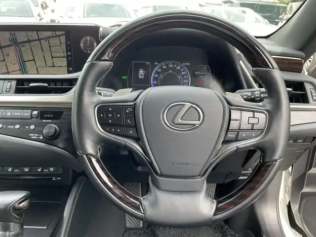 レクサス ＥＳ 300h 東京都 2019(平31)年 2.3万km ソニッククォーツ 新車時保証書 整備記録簿/取扱説明書　ナビ説明書/Lexus Ssfety System +/レーンキープアシスト/プリクラッシュセーフティー/レーダークルーズコントロール/BSM　PKSB/オートマチックハイビーム/純正メーカーSDナビ/フルセグTV/SD/CD/DVD/Blu-ray/SDREC/BT//USB/AUX/Miracast/バックカメラ　ビルトインETC【2.0】/Fドライブレコーダー/サンルーフ　レザーシート/シートヒーター/ベンチレーター/ハンドルヒーター/フロントパワーシート【運転席メモリー付】/3眼LEDヘッドライト/ヘッドアップディスプレイ/リヤ電動サンシェード/スマートキー×2/クリアランスソナー/AC100V1500W/サイド/カーテン/ニーエアバック/パドルシフト付革まきハンドル/純正18インチアルミ