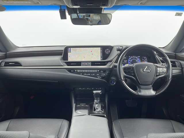 レクサス ＥＳ 300h 栃木県 2019(平31)年 2.4万km ソニッククォーツ 禁煙車/Lexus Ssfety System +/レーンキープアシスト/プリクラッシュセーフティー/レーダークルーズコントロール/BSM/PKSB/オートマチックハイビーム/純正メーカーSDナビ/(フルセグTV/SD/CD/DVD/Blu-ray/SDREC/BT/USB/AUX/Miracast)/バックカメラ/ビルトインETC/Fドライブレコーダー/サンルーフ　レザーシート/シートヒーター/ベンチレーター/ハンドルヒーター/フロントパワーシート/3眼LEDヘッドライト/ヘッドアップディスプレイ/リヤ電動サンシェード/クリアランスソナー/AC100V1500W/サイド/カーテン/ニーエアバック/パドルシフト付革巻きハンドル/純正18インチアルミ