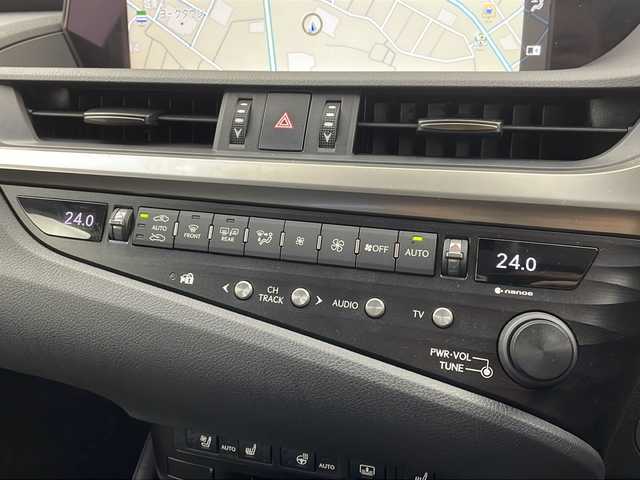 レクサス ＥＳ 300h 栃木県 2019(平31)年 2.4万km ソニッククォーツ 禁煙車/Lexus Ssfety System +/レーンキープアシスト/プリクラッシュセーフティー/レーダークルーズコントロール/BSM/PKSB/オートマチックハイビーム/純正メーカーSDナビ/(フルセグTV/SD/CD/DVD/Blu-ray/SDREC/BT/USB/AUX/Miracast)/バックカメラ/ビルトインETC/Fドライブレコーダー/サンルーフ　レザーシート/シートヒーター/ベンチレーター/ハンドルヒーター/フロントパワーシート/3眼LEDヘッドライト/ヘッドアップディスプレイ/リヤ電動サンシェード/クリアランスソナー/AC100V1500W/サイド/カーテン/ニーエアバック/パドルシフト付革巻きハンドル/純正18インチアルミ