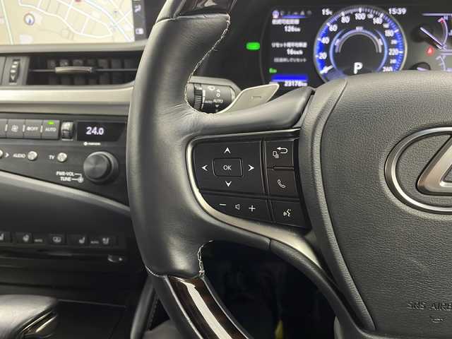 レクサス ＥＳ 300h 栃木県 2019(平31)年 2.4万km ソニッククォーツ 禁煙車/Lexus Ssfety System +/レーンキープアシスト/プリクラッシュセーフティー/レーダークルーズコントロール/BSM/PKSB/オートマチックハイビーム/純正メーカーSDナビ/(フルセグTV/SD/CD/DVD/Blu-ray/SDREC/BT/USB/AUX/Miracast)/バックカメラ/ビルトインETC/Fドライブレコーダー/サンルーフ　レザーシート/シートヒーター/ベンチレーター/ハンドルヒーター/フロントパワーシート/3眼LEDヘッドライト/ヘッドアップディスプレイ/リヤ電動サンシェード/クリアランスソナー/AC100V1500W/サイド/カーテン/ニーエアバック/パドルシフト付革巻きハンドル/純正18インチアルミ