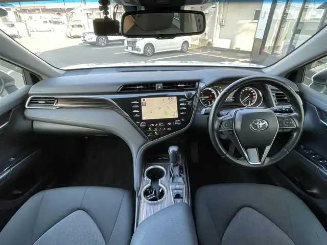 トヨタ カムリ G 佐賀県 2020(令2)年 2.5万km プラチナホワイトパールマイカ トヨタセーフティセンス/・プリクラッシュセーフティ/・レーダークルーズコントロール/・レーンディパーチャーアラート/・オートマチックハイビーム/BSM/クリアランスソナー/純正ディスプレイオーディオ/・T－Connectナビ/・フルセグTV/BT/CD/DVD/・バックカメラ/社外前後ドラレコ/純正17インチAW/ETC/パワーシート/LEDヘッドライト/スペアキー×１/取扱説明書