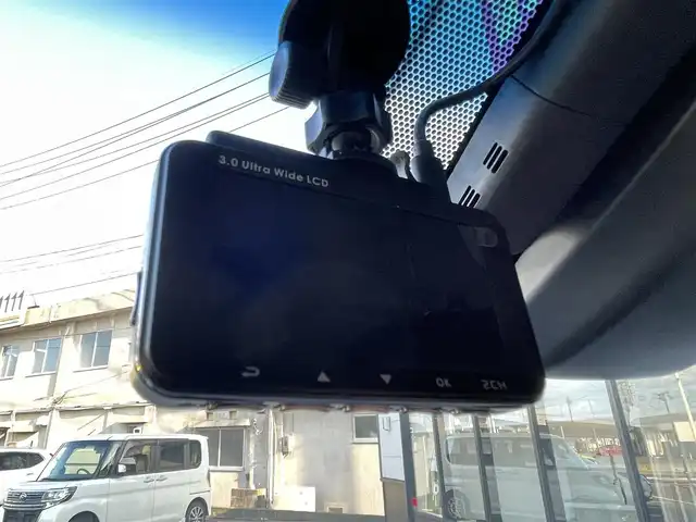 トヨタ カムリ G 佐賀県 2020(令2)年 2.5万km プラチナホワイトパールマイカ トヨタセーフティセンス/・プリクラッシュセーフティ/・レーダークルーズコントロール/・レーンディパーチャーアラート/・オートマチックハイビーム/BSM/クリアランスソナー/純正ディスプレイオーディオ/・T－Connectナビ/・フルセグTV/BT/CD/DVD/・バックカメラ/社外前後ドラレコ/純正17インチAW/ETC/パワーシート/LEDヘッドライト/スペアキー×１/取扱説明書