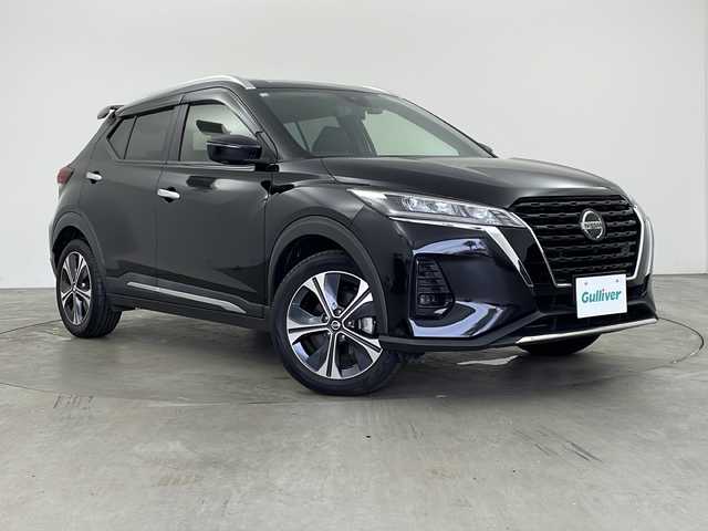 日産 キックス X 兵庫県 2020(令2)年 6万km ピュアブラック ・純正9インチナビ/CD/DVD/SD/TV/・アラウンドビューモニター/・ビルトインETC/・プロパイロット/・エマージェンシーブレーキ/・ハンドル支援/・車線逸脱警報/・車線逸脱防止支援/・クリアランスソナー/・ふらつき警報/・レーダークルーズコントロール/・ハイビームアシスト/・横滑り防止装置/・ハーフレザー/・インテリジェントルームミラー/・純正ドライブレコーダー/・革巻きステアリング/・オートライト/・ステアリングスイッチ/・純正フロアマット/・ルーフスポイラー/・カーテンエアバック