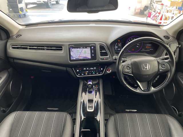 ホンダ ヴェゼル ハイブリッド Z ホンダセンシング 道央・札幌 2017(平29)年 9.3万km クリスタルブラックパール ・Hondaインターナビ/CD/DVD/Bluetooth/USB/・ビルトインETC/・バックカメラ/Honda SENSING/衝突軽減ブレーキ/歩行者事故低減ステアリング/アダプティブクルーズコントロール/車線維持支援システム/路外逸脱抑制機能/誤発進抑制機能/先行車発進お知らせ機能/標識認識機能/・ハーフレザーシート/・前席シートヒーター/・パドルシフト/・LEDヘッドライト/・LEDフォグランプ/・カーテンエアバッグ/・純正17インチアルミホイールセット積み込み/・純正フロアマット/・スマートキー/・スペアキー