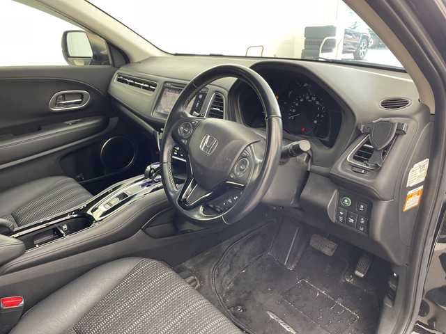 ホンダ ヴェゼル ハイブリッド Z ホンダセンシング 道央・札幌 2017(平29)年 9.3万km クリスタルブラックパール ・Hondaインターナビ/CD/DVD/Bluetooth/USB/・ビルトインETC/・バックカメラ/Honda SENSING/衝突軽減ブレーキ/歩行者事故低減ステアリング/アダプティブクルーズコントロール/車線維持支援システム/路外逸脱抑制機能/誤発進抑制機能/先行車発進お知らせ機能/標識認識機能/・ハーフレザーシート/・前席シートヒーター/・パドルシフト/・LEDヘッドライト/・LEDフォグランプ/・カーテンエアバッグ/・純正17インチアルミホイールセット積み込み/・純正フロアマット/・スマートキー/・スペアキー