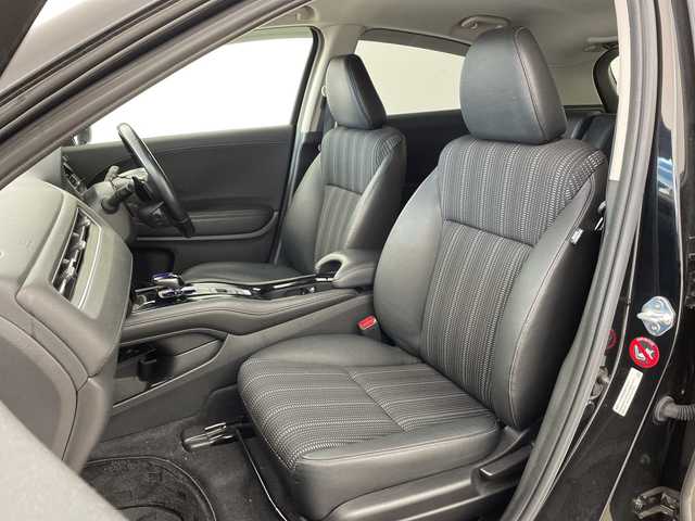 ホンダ ヴェゼル ハイブリッド Z ホンダセンシング 道央・札幌 2017(平29)年 9.3万km クリスタルブラックパール ・Hondaインターナビ/CD/DVD/Bluetooth/USB/・ビルトインETC/・バックカメラ/Honda SENSING/衝突軽減ブレーキ/歩行者事故低減ステアリング/アダプティブクルーズコントロール/車線維持支援システム/路外逸脱抑制機能/誤発進抑制機能/先行車発進お知らせ機能/標識認識機能/・ハーフレザーシート/・前席シートヒーター/・パドルシフト/・LEDヘッドライト/・LEDフォグランプ/・カーテンエアバッグ/・純正17インチアルミホイールセット積み込み/・純正フロアマット/・スマートキー/・スペアキー