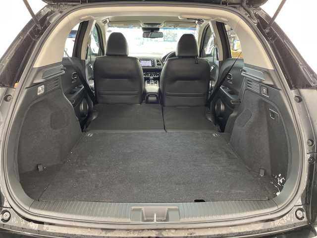 ホンダ ヴェゼル ハイブリッド Z ホンダセンシング 道央・札幌 2017(平29)年 9.3万km クリスタルブラックパール ・Hondaインターナビ/CD/DVD/Bluetooth/USB/・ビルトインETC/・バックカメラ/Honda SENSING/衝突軽減ブレーキ/歩行者事故低減ステアリング/アダプティブクルーズコントロール/車線維持支援システム/路外逸脱抑制機能/誤発進抑制機能/先行車発進お知らせ機能/標識認識機能/・ハーフレザーシート/・前席シートヒーター/・パドルシフト/・LEDヘッドライト/・LEDフォグランプ/・カーテンエアバッグ/・純正17インチアルミホイールセット積み込み/・純正フロアマット/・スマートキー/・スペアキー