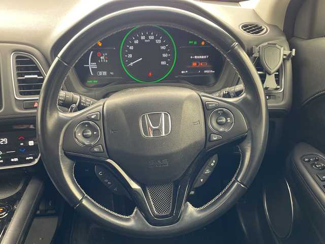 ホンダ ヴェゼル ハイブリッド Z ホンダセンシング 道央・札幌 2017(平29)年 9.3万km クリスタルブラックパール ・Hondaインターナビ/CD/DVD/Bluetooth/USB/・ビルトインETC/・バックカメラ/Honda SENSING/衝突軽減ブレーキ/歩行者事故低減ステアリング/アダプティブクルーズコントロール/車線維持支援システム/路外逸脱抑制機能/誤発進抑制機能/先行車発進お知らせ機能/標識認識機能/・ハーフレザーシート/・前席シートヒーター/・パドルシフト/・LEDヘッドライト/・LEDフォグランプ/・カーテンエアバッグ/・純正17インチアルミホイールセット積み込み/・純正フロアマット/・スマートキー/・スペアキー