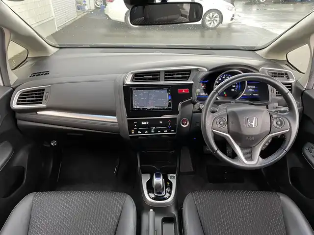 ホンダ フィット ハイブリット Lパッケージ 道北・旭川 2015(平27)年 12.7万km プレミアムホワイトパールⅡ (株)IDOMが運営する【じしゃロン旭川店】の自社ローン対象車両になります。こちらは現金ご利用時の価格です。/自社ローンご希望の方は別途その旨お申付け下さい。/　/・純正ナビ(CD/DVD/フルセグ)/・バックカメラ/・ETC/・レーダーブレーキ/・クルーズコントロール/・ステアリングリモコン/・電動格納ウィンカーミラー/・ミラーヒーター/・プッシュスタート/・スマートキー1個/・オートライト/・現車装着サマータイヤ 社外AW185/60R15