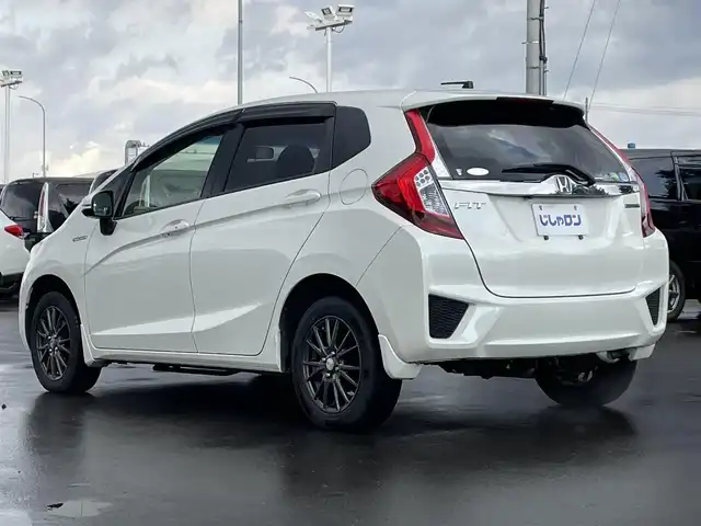 ホンダ フィット ハイブリット Lパッケージ 道北・旭川 2015(平27)年 12.7万km プレミアムホワイトパールⅡ (株)IDOMが運営する【じしゃロン旭川店】の自社ローン対象車両になります。こちらは現金ご利用時の価格です。/自社ローンご希望の方は別途その旨お申付け下さい。/　/・純正ナビ(CD/DVD/フルセグ)/・バックカメラ/・ETC/・レーダーブレーキ/・クルーズコントロール/・ステアリングリモコン/・電動格納ウィンカーミラー/・ミラーヒーター/・プッシュスタート/・スマートキー1個/・オートライト/・現車装着サマータイヤ 社外AW185/60R15