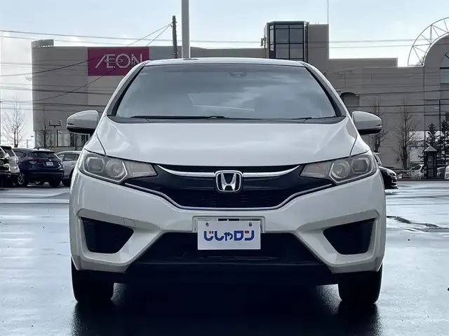 ホンダ フィット ハイブリット Lパッケージ 道北・旭川 2015(平27)年 12.7万km プレミアムホワイトパールⅡ (株)IDOMが運営する【じしゃロン旭川店】の自社ローン対象車両になります。こちらは現金ご利用時の価格です。/自社ローンご希望の方は別途その旨お申付け下さい。/　/・純正ナビ(CD/DVD/フルセグ)/・バックカメラ/・ETC/・レーダーブレーキ/・クルーズコントロール/・ステアリングリモコン/・電動格納ウィンカーミラー/・ミラーヒーター/・プッシュスタート/・スマートキー1個/・オートライト/・現車装着サマータイヤ 社外AW185/60R15