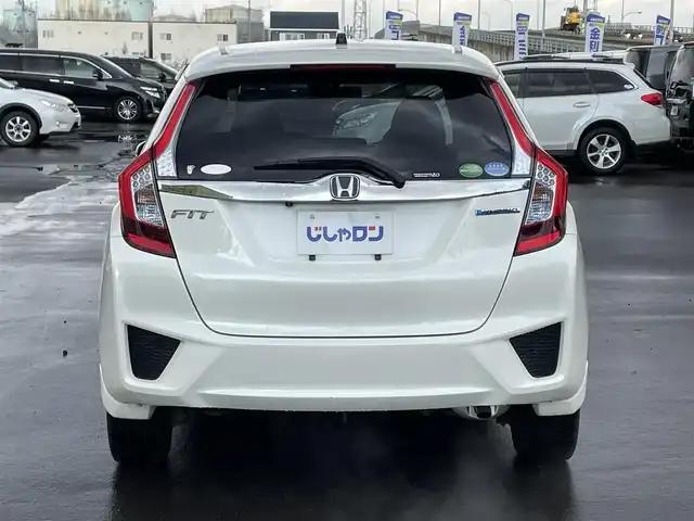 ホンダ フィット ハイブリット Lパッケージ 道北・旭川 2015(平27)年 12.7万km プレミアムホワイトパールⅡ (株)IDOMが運営する【じしゃロン旭川店】の自社ローン対象車両になります。こちらは現金ご利用時の価格です。/自社ローンご希望の方は別途その旨お申付け下さい。/　/・純正ナビ(CD/DVD/フルセグ)/・バックカメラ/・ETC/・レーダーブレーキ/・クルーズコントロール/・ステアリングリモコン/・電動格納ウィンカーミラー/・ミラーヒーター/・プッシュスタート/・スマートキー1個/・オートライト/・現車装着サマータイヤ 社外AW185/60R15