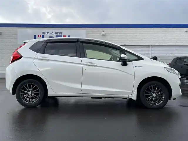 ホンダ フィット ハイブリット Lパッケージ 道北・旭川 2015(平27)年 12.7万km プレミアムホワイトパールⅡ (株)IDOMが運営する【じしゃロン旭川店】の自社ローン対象車両になります。こちらは現金ご利用時の価格です。/自社ローンご希望の方は別途その旨お申付け下さい。/　/・純正ナビ(CD/DVD/フルセグ)/・バックカメラ/・ETC/・レーダーブレーキ/・クルーズコントロール/・ステアリングリモコン/・電動格納ウィンカーミラー/・ミラーヒーター/・プッシュスタート/・スマートキー1個/・オートライト/・現車装着サマータイヤ 社外AW185/60R15