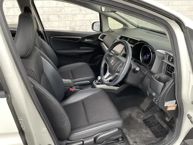 ホンダ フィット ハイブリット Lパッケージ 道北・旭川 2015(平27)年 12.7万km プレミアムホワイトパールⅡ (株)IDOMが運営する【じしゃロン旭川店】の自社ローン対象車両になります。こちらは現金ご利用時の価格です。/自社ローンご希望の方は別途その旨お申付け下さい。/　/・純正ナビ(CD/DVD/フルセグ)/・バックカメラ/・ETC/・レーダーブレーキ/・クルーズコントロール/・ステアリングリモコン/・電動格納ウィンカーミラー/・ミラーヒーター/・プッシュスタート/・スマートキー1個/・オートライト/・現車装着サマータイヤ 社外AW185/60R15