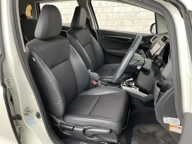 ホンダ フィット ハイブリット Lパッケージ 道北・旭川 2015(平27)年 12.7万km プレミアムホワイトパールⅡ (株)IDOMが運営する【じしゃロン旭川店】の自社ローン対象車両になります。こちらは現金ご利用時の価格です。/自社ローンご希望の方は別途その旨お申付け下さい。/　/・純正ナビ(CD/DVD/フルセグ)/・バックカメラ/・ETC/・レーダーブレーキ/・クルーズコントロール/・ステアリングリモコン/・電動格納ウィンカーミラー/・ミラーヒーター/・プッシュスタート/・スマートキー1個/・オートライト/・現車装着サマータイヤ 社外AW185/60R15